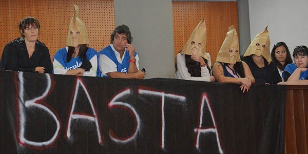 Bandejas. Una postal de la protesta encapuchada de los empleados judiciales en la Legislatura en Rawson.