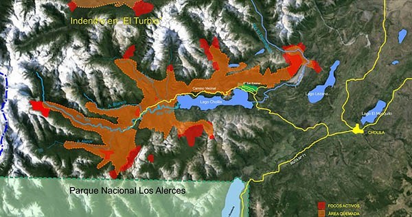 Panorama. En rojo, los focos que siguen activos; en naranja, el área boscosa que ya se quemó. 