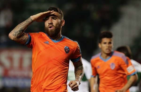 Otamendi, con un look nuevo de barba larga, estuvo presente en la red. 