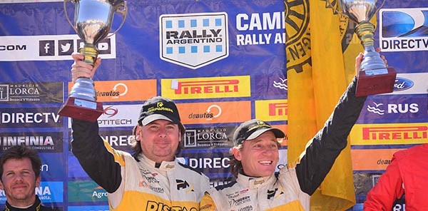 Omar Kovacevich y Pablo Sciangula en el podio del Rally argentino. El chubutense volvió a ganar en esta temporada y lidera el campeonato.