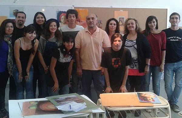 Encuentro. El destacado artista y docente de la técnica al pastel junto con los participantes del Taller.