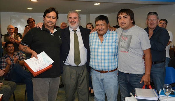 Capacitación. Zárate y ávila durante la entrega de los certificados.