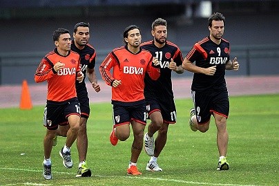 Cavenaghi y Mercado trotando en el Monumental. Serán titulares el domingo.