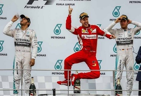 El loco festejo de Sebastian Vettel por el primer puesto de Ferrari en Malasia.