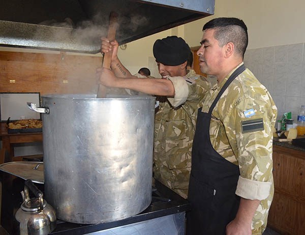 Menú del día. Dos soldados preparan la comida para los brigadistas.