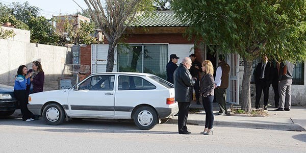 De frente. El juez Arguiano junto a la fiscal Pereira, a punto de ingresar a la vivienda donde murió la mujer.