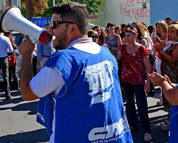 Megáfono. Una postal de la protesta de los judiciales en Trelew.