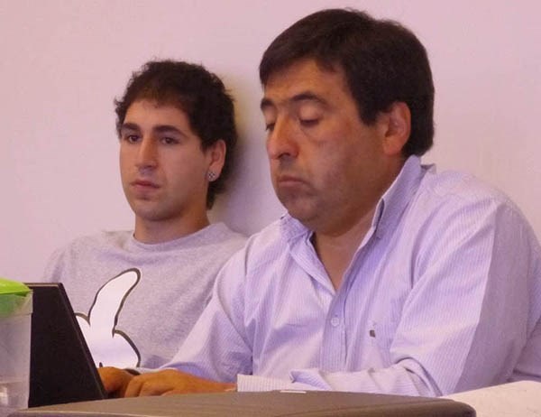 Gastón Gibbons (izquierda) condenado por quemar vehículos en 2013.