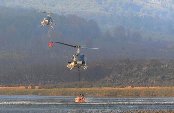 Helibaldes. Una postal de los helicópteros juntando agua para llevarla a las altas cumbres incendiadas. 