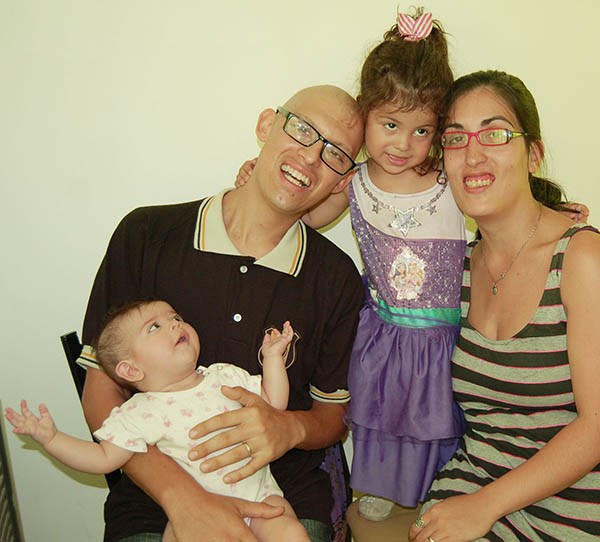 Marcos junto a su familia. Ellos y sus amigos lo alentaron en la recuperación. Ahora, él ya piensa en volver a la actividad deportiva. Un campeón.