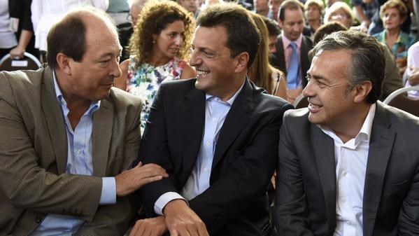 Massa recorrió Mendoza con su candidato a gobernador y se mostró con Sanz y Cobos.