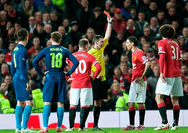 El United perdió y el "Fideo" Di María dejó a su equipo con uno menos.