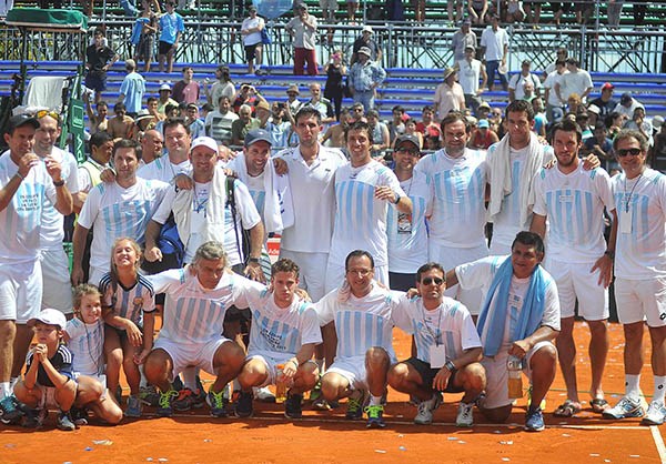 La unión de todo el equipo durante la serie ante Brasil fue fundamental para la victoria. Aquí queda demostrado ese compromiso en una foto.