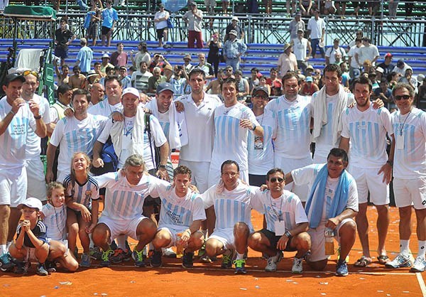 La unión de todo el equipo durante la serie ante Brasil fue fundamental para la victoria. Aquí queda demostrado ese compromiso en una foto.
