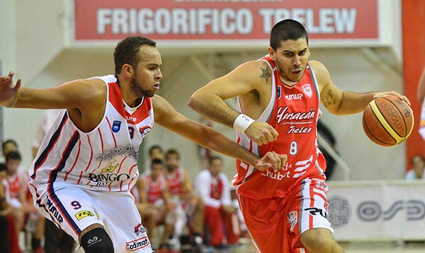 El marplatense Nicolás Lauría persigue en la marca a Román “Memo” Rodríguez, autor del doble de la victoria a falta de 3 segundos para el final.