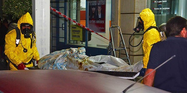 Despliegue. Bomberos y Policías trabajaron en el liugar con el apoyo de agentes preventores municipales.