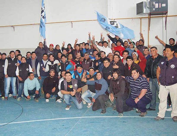 Los trabajadores  de la estiba deliberaron en una reunión multitudinaria