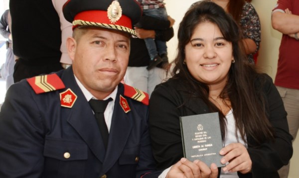 Casarse en el cuartel. Antonio y Karina después de dar el sí, recibiendo su libreta de matrimonio.