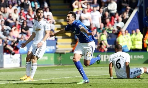 Leo Ulloa marcó un gol en el triunfo de Leicester ante Swansea.