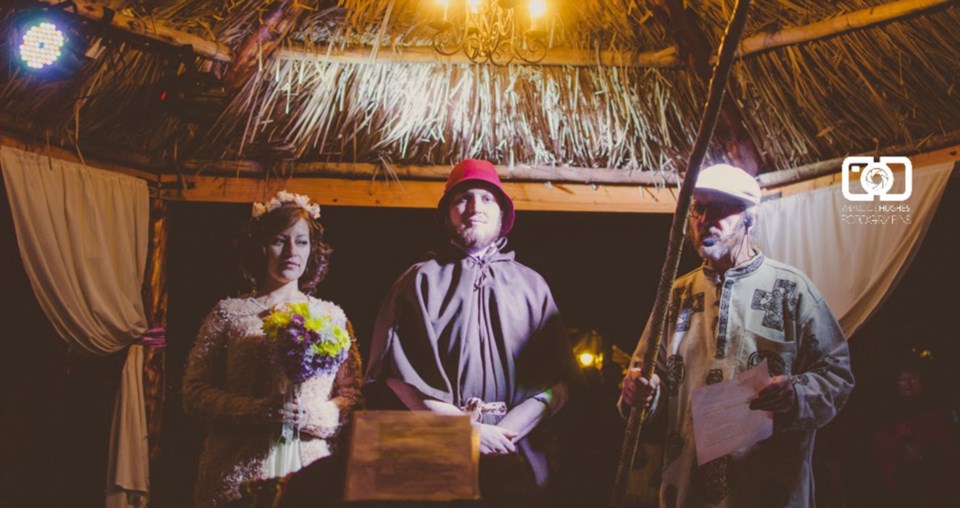 Elección. Loly y Alan celebraron una boda celta en el Valle, rodeados por la naturaleza y sus seres queridos.
