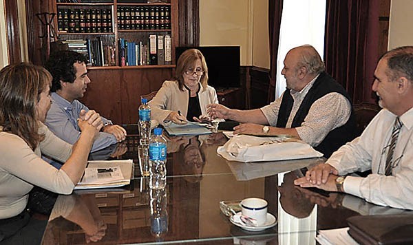 Aporte para Zoonosis. Autoridades se reunieron con Enrique Romero.