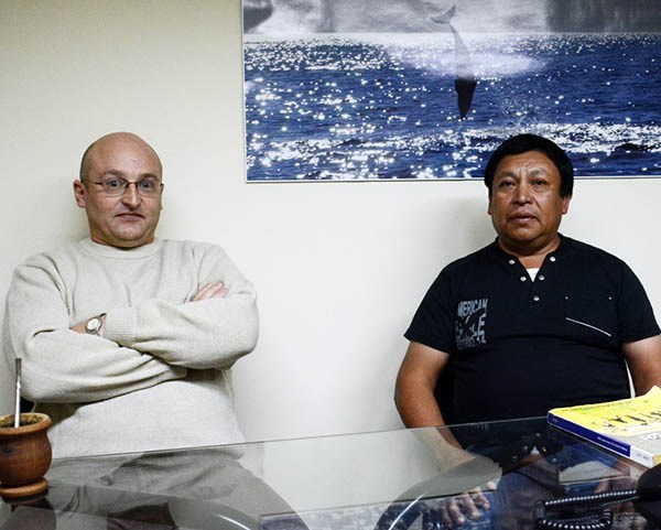 El abogado Wagner , junto a Juan, el padre de Rodrigo Colihuinca.
