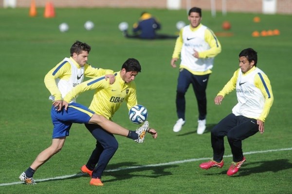 Tranquilidad en el campamento "xeneize" porque Gago volvió a entrenar con normalidad.