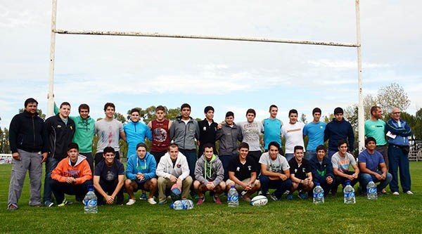 Acá están, ellos son. Los representantes del Seleccionado Juvenil de la Unión de Rugby del Valle de Chubut que esta tarde intentarán quedar en la historia ante Entre Ríos, en La Plata.