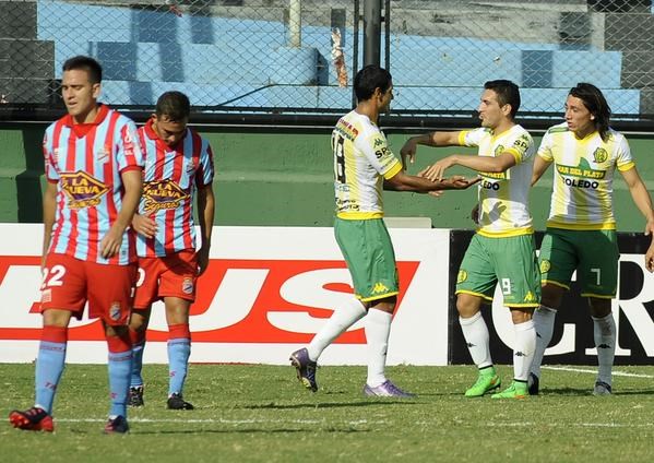 Los jugadores de Aldosivi festejan. Sand y Luguercio anotaron hoy.
