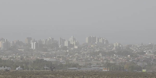 Paisaje. La postal de Puerto Madryn mostró presencia de ceniza del volcán Calbuco, que aún está inestable. 