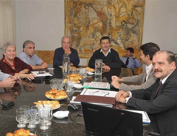 Medialunas. Una postal de la cita del secretario con los concejales.