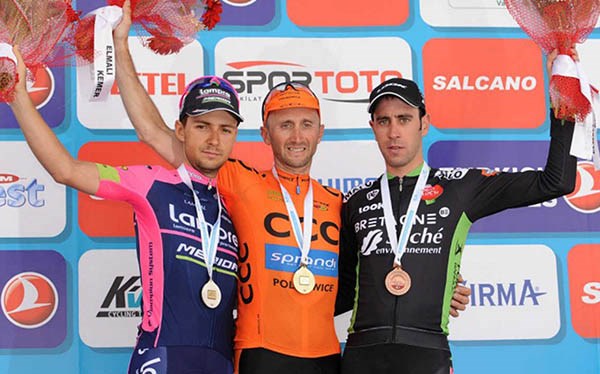 El capitalino Eduardo Sepúlveda (der.) en el podio de la tercera etapa de la 51ª edición del Tour de Turquía.