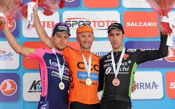 El capitalino Eduardo Sepúlveda (der.) en el podio de la tercera etapa de la 51ª edición del Tour de Turquía.