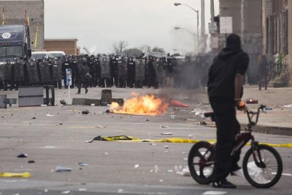 Toque de queda y estado de emergencia en Baltimore por disturbios.