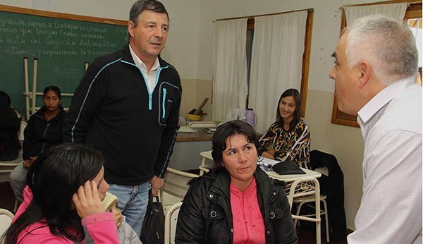 Casa Abierta. Una postal de los funcionarios atendiendo a los vecinos. 