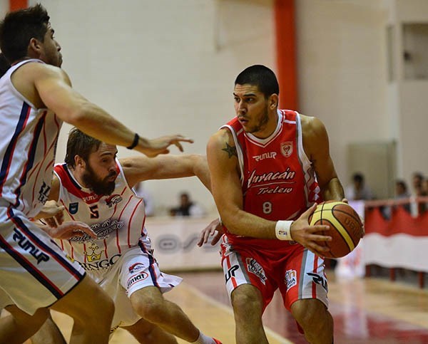 Román Rodríguez con el balón. Lo marcan Cabello y Martin. “Memo” convirtió 12 puntos (2/5 triples), bajó 5 rebotes y entregó 3 asistencias.