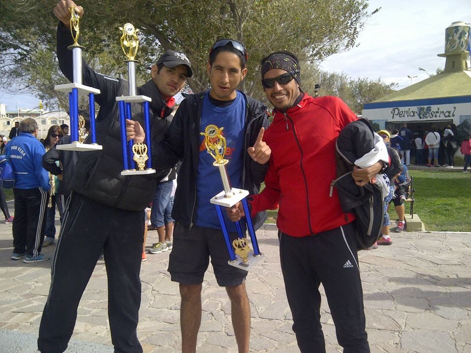 Nelson Segura (4º), Matías Vivas (2º) y Gerardo Haro (1º), con sus trofeos.