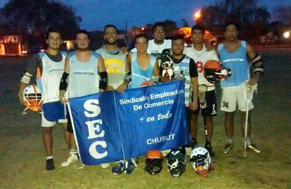 El equipo de lacrosse Las Orcas, el primero de Trelew. Juegan y entrenan en las canchas del predio del SEC.