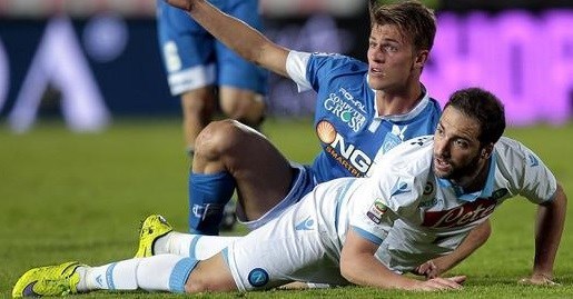 Dura caída del Nápoli del "Pipita" Higuaín.