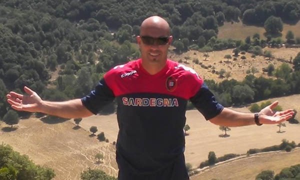 Con la remera de entrenamiento del Cagliari, paseando por Italia.