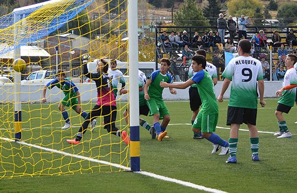 El equipo de fútbol mantuvo su invicto, con un empate 1-1 ante Neuquén. Hoy, se juega la clasificación.