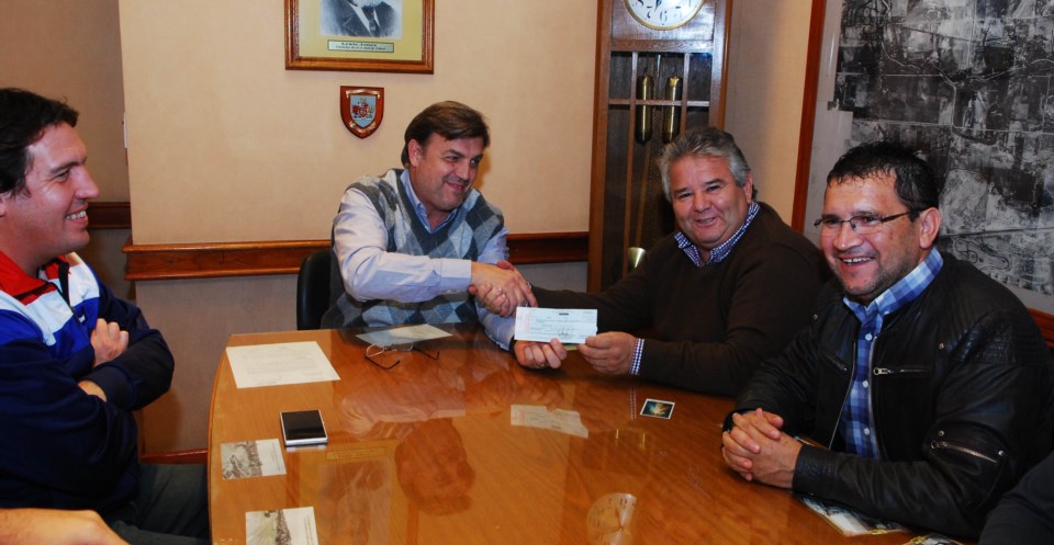 El intendente Pérez Catán entregando el cheque al titular de la Liga, Julio Moraga.