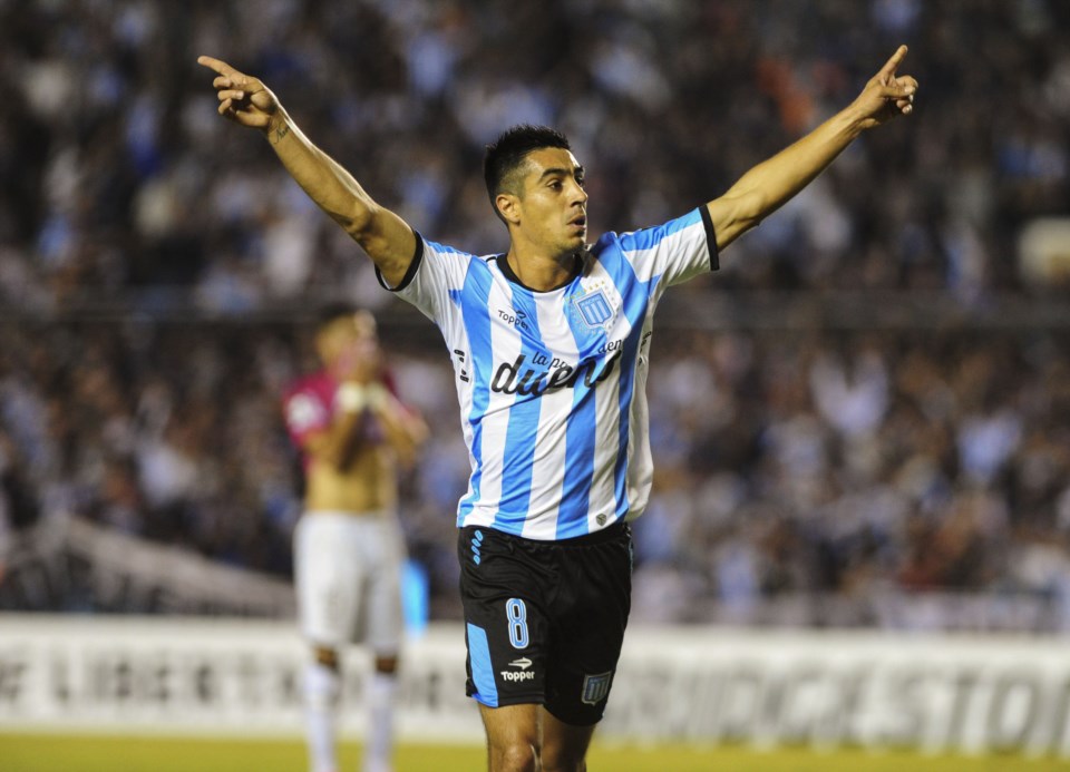 Brazos en alto de Camacho, autor del primer gol de Racing Club.