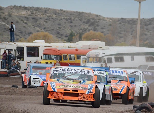 La fila armada en la final de las camionetas. Adelante, el madrynense Julio Bona que terminó siendo el vencedor de la carrera de principio a fin.