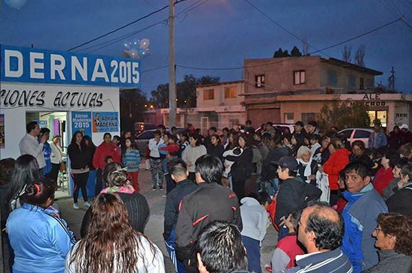 Día intenso. Maderna inauguró ayer una Unidad Básica en el barrio Don Bosco de Trelew. Habló de política. 