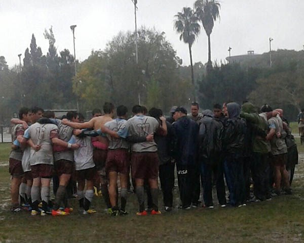 Todos abrazados al final del partido y unidos como a lo largo de todo el torneo. Tehuelchitos sigue en Ascenso.
