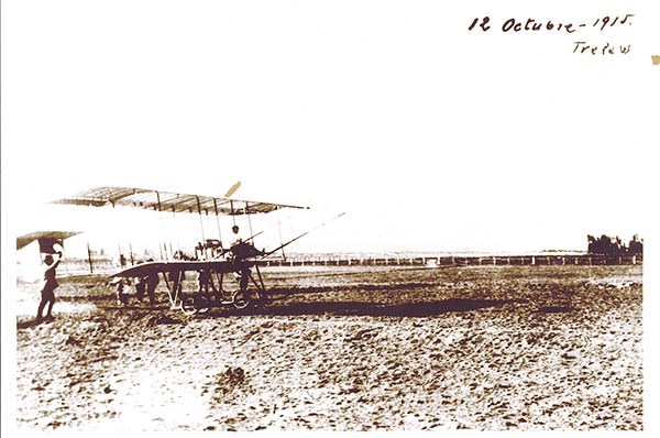 Pioneros. Imagen del primer vuelo realizado en Trelew en 1915 con un avión Farman traído de Buenos Aires.
