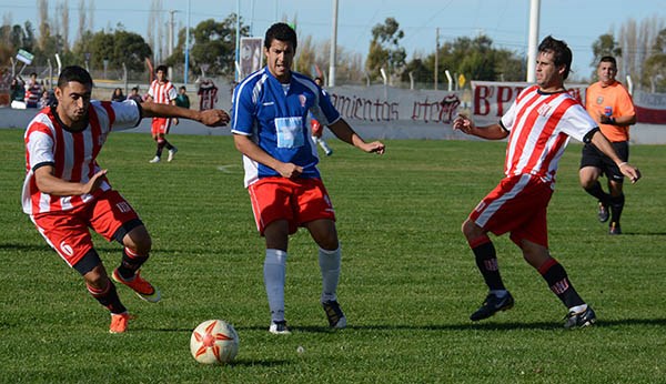 Huracán versus Racing en la semifinal del Torneo Provincial en Trelew.