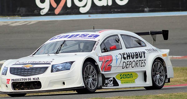 Con el Cruze del RV, Maxi Valle hizo ayer la pole, pero en la primera final quedó atrás luego de un despiste.