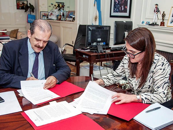Conti con Rodríguez en Buenos Aires ante la firma del convenio.